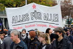 Demonstration Bündnis für soziale Gerechtigkeit am 29.10.22 in Hamburg; Transparent Alles für Alle - treiken  - Besetzen - Enteignen - Plündern!