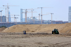 Baustelle am ehemaligen Überseezentrum im Hamburger Stadtteil Kleiner Grasbrook; Sandberge - im Hintergrund Baukräne in der Hafencity.