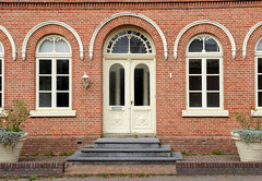 Weener ist eine Kleinstadt in Ostfriesland im Bundesland Niedersachsen; Haustür - Fenster mit Schnitzdekor.