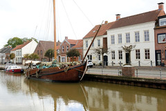 Weener ist eine Kleinstadt in Ostfriesland im Bundesland Niedersachsen; Wohnhäuser und Traditionsschiff im Alten Hafen.