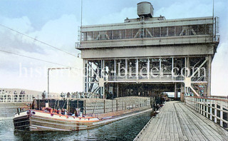 Schiffshebewerk Niederfinow am Oder-Havel-Kanal bei Eberswalde  in Brandenburg; Binnenschiff im Schleusentrog, beladen mit Kartoffeln?.