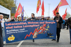 Demonstration Bündnis für soziale Gerechtigkeit am 29.10.22 in Hamburg; Transparent Lebensmittel, Wohnen und Energie sind keine Luxusgüter.