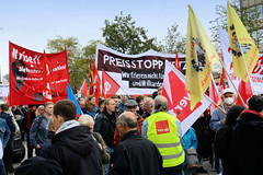 Demonstration Bündnis für soziale Gerechtigkeit am 29.10.22 in Hamburg; Transparente und Fahnen.