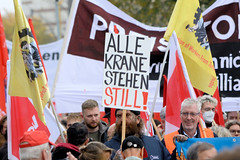 Demonstration Bündnis für soziale Gerechtigkeit am 29.10.22 in Hamburg; Prostestschild Alle Krane stehen still.