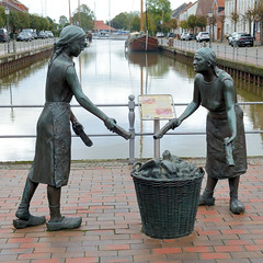 Weener ist eine Kleinstadt in Ostfriesland im Bundesland Niedersachsen;  Skulpturen Torffrauen / Törfwieven am Alten  Hafen.