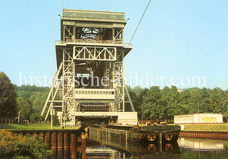 Historische Ansicht von Eberswalde im Landkreis Barnim im Bundesland Brandenburg; ein Binnenschiff verlässt das Schiffshebewerk bei Eberswalde.