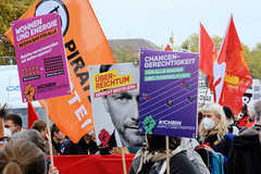 Demonstration Bündnis für soziale Gerechtigkeit am 29.10.22 in Hamburg; Schilder Chancengerechtigkeit.