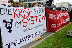 Demonstration Bündnis für soziale Gerechtigkeit am 29.10.22 in Hamburg; Transparent Die Krise steckt im System.