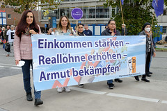 Demonstration Bündnis für soziale Gerechtigkeit am 29.10.22 in Hamburg; Transparent Einkommen stärken - Reallöhne erhöhen - Armut bekämpfen.