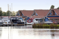 Weener ist eine Kleinstadt in Ostfriesland im Bundesland Niedersachsen;  Hafen mit Sportbooten - Ferienwohnungen.
