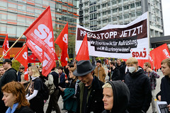 Demonstration Bündnis für soziale Gerechtigkeit am 29.10.22 in Hamburg; rote Fahnen - Transparent Preisstopp jetzt - wir frieren nicht für Aufrüstung und Milliardengewinne.