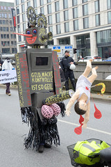 Demonstration - Freunde der Demokratie sagen Nein danke - Frieren, Pleiten, Impfpflicht; Puppe mit Slogans dekoriert.