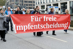 Demonstration - Freunde der Demokratie sagen Nein danke - Frieren, Pleiten, Impfpflicht; Transparent: Für freie Impfentscheidung.
