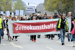 Demonstration - Freunde der Demokratie sagen Nein danke - Frieren, Pleiten, Impfpflicht; Tansparent.