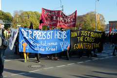 DEMO Aktionsbündnis umverteilen am 12.11.22 in Berlin; Transparent - Der Preis ist heiß, Kapitalismus ist die Krise.