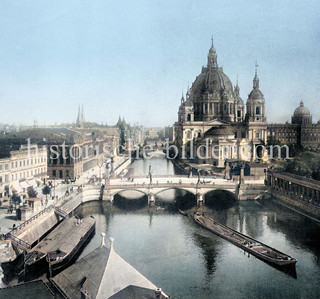 Historische Ansichten von Berlin; Blick über die Spree zur Friedrichsbrücke und dem Dom - Binnenschiffe liegen am Kai.