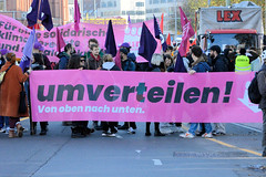 DEMO Aktionsbündnis umverteilen am 12.11.22 in Berlin; Transparent  - umverteilen, von oben nach unten.