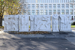 Fotos aus der Hauptstadt Berlin; Marx-Engels-Forum - Marmorrelief Alte Welt von Werner Stötzer.