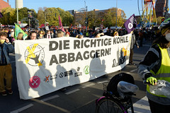 DEMO Aktionsbündnis umverteilen am 12.11.22 in Berlin; Transparent - Die richtige Kohle abbaggern.