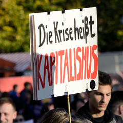 DEMO Aktionsbündnis umverteilen am 12.11.22 in Berlin; Protestschild - Die Krise heißt Kapitalismus.