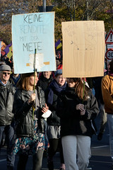 DEMO Aktionsbündnis umverteilen am 12.11.22 in Berlin; Protestschild - Keine Rendite mit der Miete.
