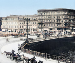 Historische Ansichten von Berlin; Weiderdammerbrücke über die Spree - wartende Pferdedroschken, Lastenfahrrad - New-York-Hotel und Café Mozart.