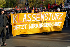 DEMO Aktionsbündnis umverteilen am 12.11.22 in Berlin; Transparent - Klassensturz - wer hat der gibt, jetzt wird abgerechnet.