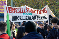 DEMO Aktionsbündnis umverteilen am 12.11.22 in Berlin; Transpartent - Vergesellschaftung aller Immobilienkonzerne.