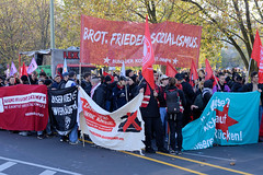 DEMO Aktionsbündnis umverteilen am 12.11.22 in Berlin; Transparent - Brot. Frieden. Sozialismus.