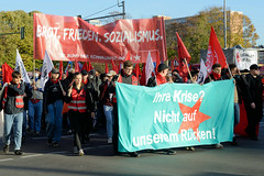 DEMO Aktionsbündnis umverteilen am 12.11.22 in Berlin; Transparent - Ihre Krise? Nicht auf unserem Rücken.