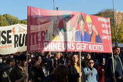 DEMO Aktionsbündnis umverteilen am 12.11.22 in Berlin; Transparent - Ohne uns geht nichts!