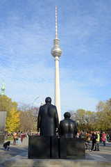 Fotos aus der Hauptstadt Berlin; Denkmal für Karl Marx und Friedrich Engels auf dem Marx-Engels-Forum - Bildhauer Ludwig Engelhardt.