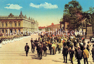 Historische Ansichten von Berlin; Aufziehen der Schlosswache Unter den Linden, Schaulustige.