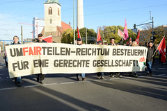 DEMO Aktionsbündnis umverteilen am 12.11.22 in Berlin; Transparent - Umfairteilen, Reichtum besteuern! Für eine gerechte Gesellschaft.