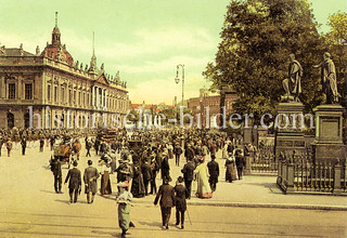 Historische Ansichten von Berlin; Wachablösung unter den Linden - Passanten.