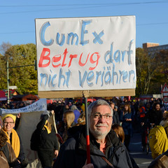 DEMO Aktionsbündnis umverteilen am 12.11.22 in Berlin; Schild - CumEx Betrug darf nicht verjähren.