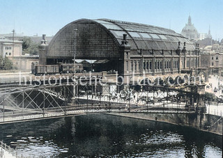 Historische Ansichten von Berlin; Bahnhof Friedrichstraße, erbaut 1882 eingeweiht - Fussgängerbrücke über die Spree.