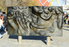Fotos aus der Hauptstadt Berlin; Touristen vor dem Bronzerelief Die Würde und Schönheit freier Menschen auf dem Marx-Engels-Forum - Bildhauerin  Margret Middell.