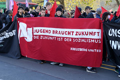 DEMO Aktionsbündnis umverteilen am 12.11.22 in Berlin; Transparent - Jugend braucht Zukunft - Die Zukunft ist der Sozialismus.