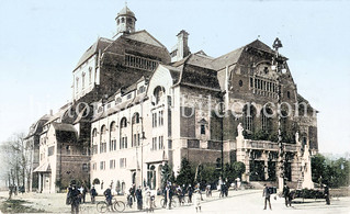 Historisches Bild vom Kieler Stadttheater - Passanten, Männer mit Fahrrädern.