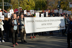 DEMO Aktionsbündnis umverteilen am 12.11.22 in Berlin; Transparent - Schluss mit Krieg, Armut und Rassismus.