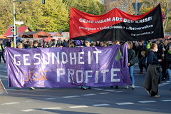 DEMO Aktionsbündnis umverteilen am 12.11.22 in Berlin; Transparent - Gesundheit statt Profite.