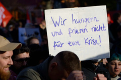 DEMO Aktionsbündnis umverteilen am 12.11.22 in Berlin; Protestschild Wir hungern und frieren nicht für eure Krise.