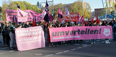 DEMO Aktionsbündnis umverteilen am 12.11.22 in Berlin; Transparente - umverteilen! von oben nach unten.