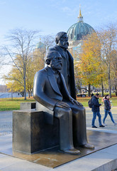 Fotos aus der Hauptstadt Berlin; Denkmal für Karl Marx und Friedrich Engels auf dem Marx-Engels-Forum - Bildhauer Ludwig Engelhardt.
