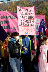 DEMO Aktionsbündnis umverteilen am 12.11.22 in Berlin; Transparent - Die Polizei schützt nicht uns sondern das System.