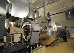 Eröffnung Holzheizkraftwerk Hamburg Lohbrügge, 2009; Turbine und Kondensator. Neben den 50 - 60 Millionen Kilowattstunden Wärme werden auch 13 Millionen Kilowattstunden Strom im Jahr erzeugt. Durch den Einsatz der Kraft-Wärme-Kopplung wird die im Hol