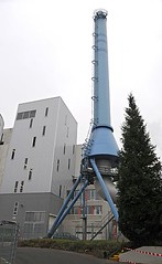 Eröffnung Holzheizkraftwerk Hamburg Lohbrügge, 2009; Schornstein und Anlage des Heizkraftwerks. Das Kraftwerk liefert für ca. 10 000 Haushalte Fernwärme, die durch die Verbrennung von Gehölzschnitt und anderen naturbelassenen Holzschnitzeln gewonnen