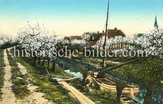 Historische Bilder vom Fluss Lühe im Landkreis Stade in Niedersachsen;  colorierte Ansicht - Ewer und Wohnhäuser.