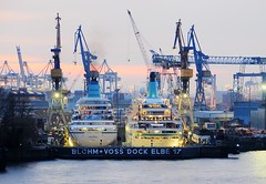 Kreuzfahrtschiffe im Schwimmdock der Hamburger Werft Blohm + Voss.